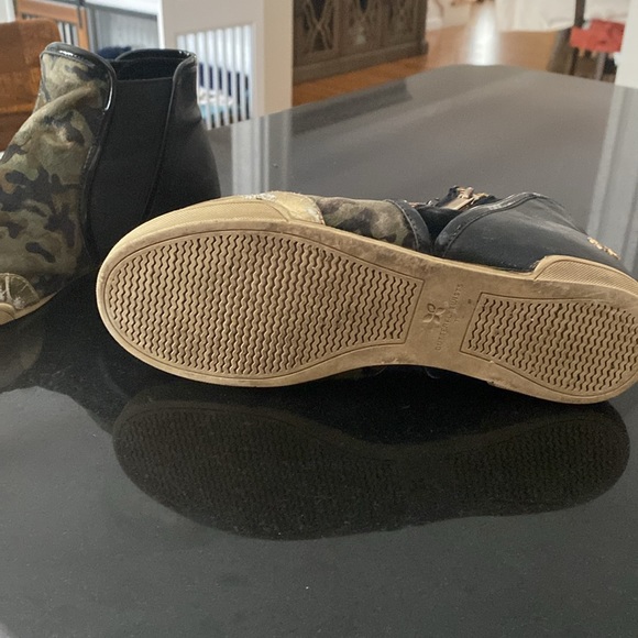 Butterfly twist, camo short boots, size 8 zippers are a little touchy, they work - Picture 4 of 8